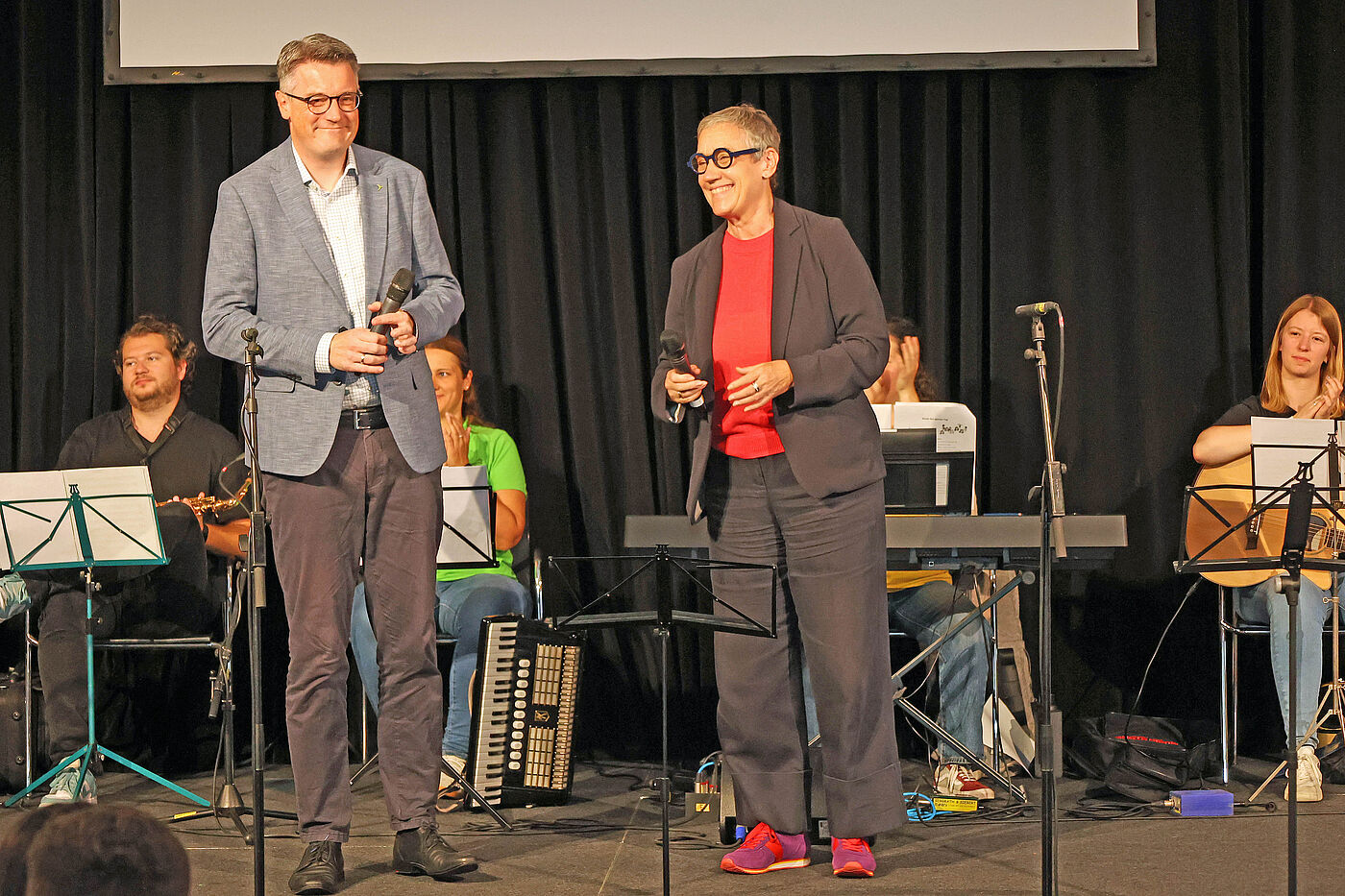 Ein Mann und eine Frau auf der Bühne.