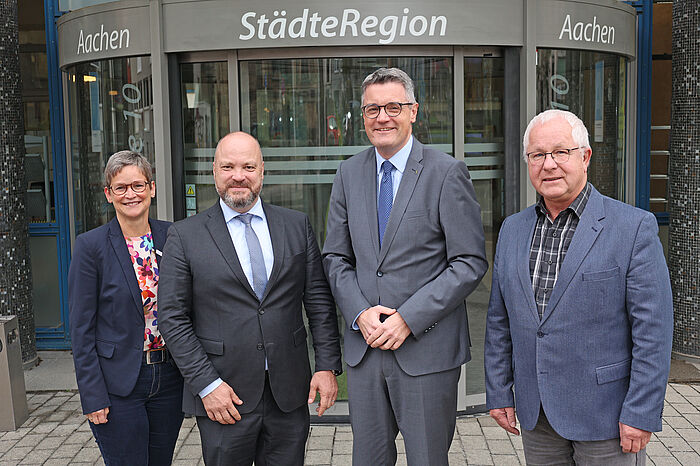 Dr. Michael Ziemons (2. v. l.)  wurde jetzt von (v. l.) Ellen Wirtz (Zentrale Dienste), Städteregionsrat Dr. Tim Grüttemeier und Hartmut Schwentke (Personalrat) bei der StädteRegion verabschiedet.