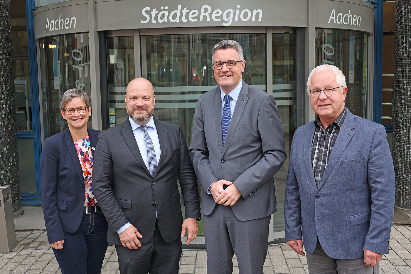 Dr. Michael Ziemons (2. v. l.)  wurde jetzt von (v. l.) Ellen Wirtz (Zentrale Dienste), Städteregionsrat Dr. Tim Grüttemeier und Hartmut Schwentke (Personalrat) bei der StädteRegion verabschiedet.