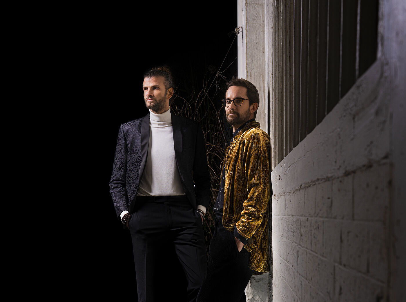 Zwei Männer stehen vor einer Wand