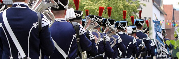 Blaskapelle in traditioneller, blau-weißer Uniform