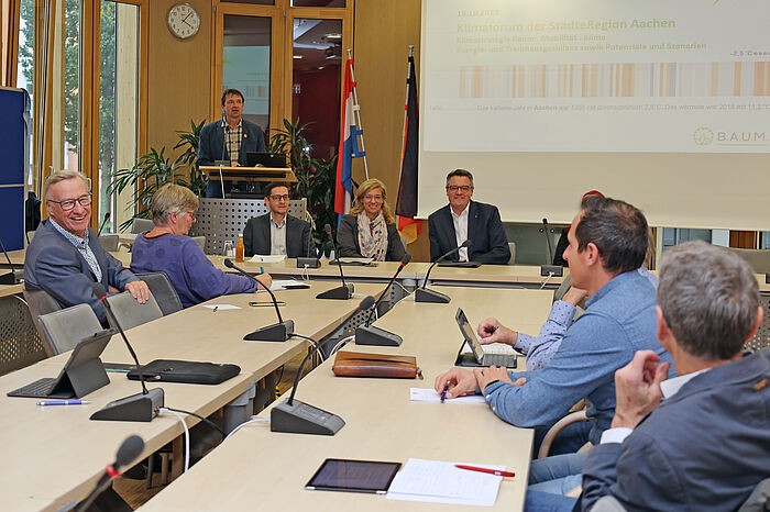 Zum Klimaforum hat die StädteRegion Aachen Vertreterinnen und Vertreter aus Kommunen und Politik sowie von Energieversorgern und weiteren wichtigen Partnern eingeladen.