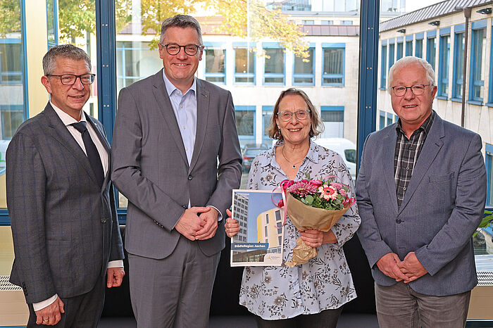 Dorothée Steins-Hofer ist jetzt von (von links) Ralf Pütz (Zentrale Dienste), Städteregionsrat Dr. Tim Grüttemeier und Hartmut Schwentke (Personalrat) in den Ruhestand verabschiedet worden.
