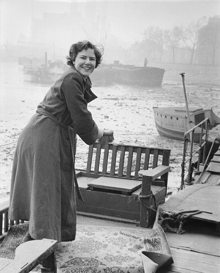 Ein Foto von Gerti Deutsch aus einer Reportage über Bewohner von Hausbooten an der Themse, 50er Jahre. Das Bild ist Bestandteil der aktuellen Ausstellung „Bankgeheimnisse“ im Fotografie-Forum. 
