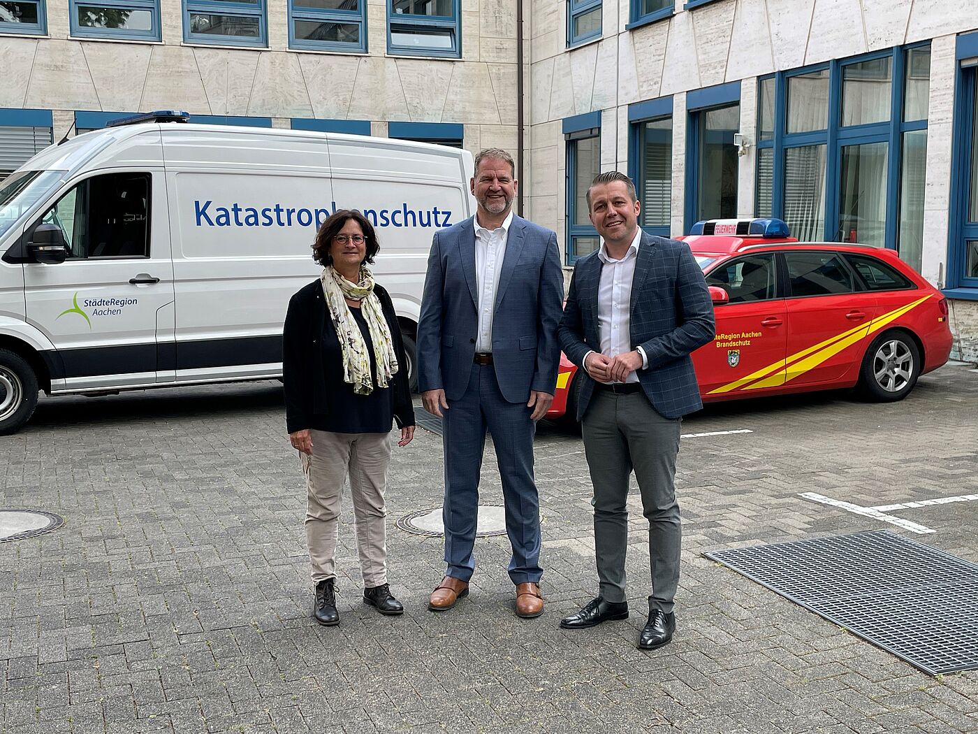 (von links:) Kreisdirektorin Birgit Nolte und die Mitglieder der Projektgruppe, Thomas Johnen und Andreas Dovern haben das Strategiepapier zur Neuausrichtung des Katastrophenschutzes vorgestellt.