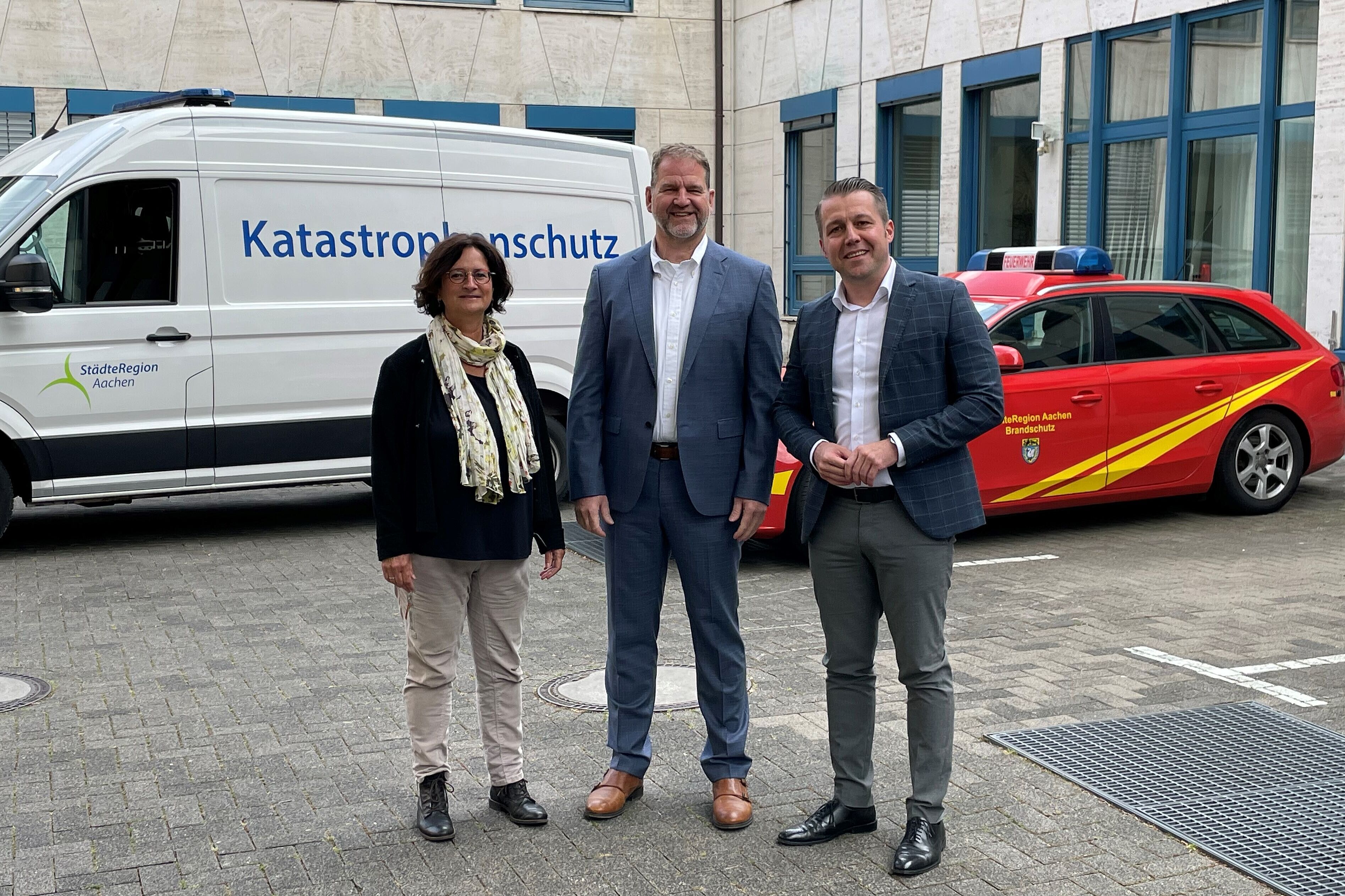 (von links:) Kreisdirektorin Birgit Nolte und die Mitglieder der Projektgruppe, Thomas Johnen und Andreas Dovern haben das Strategiepapier zur Neuausrichtung des Katastrophenschutzes vorgestellt.