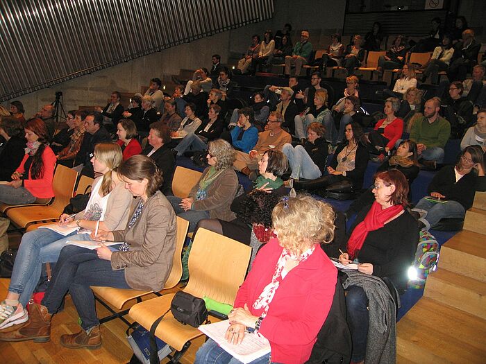 Teilnehmende der Kubis-Konferenz im Plenum