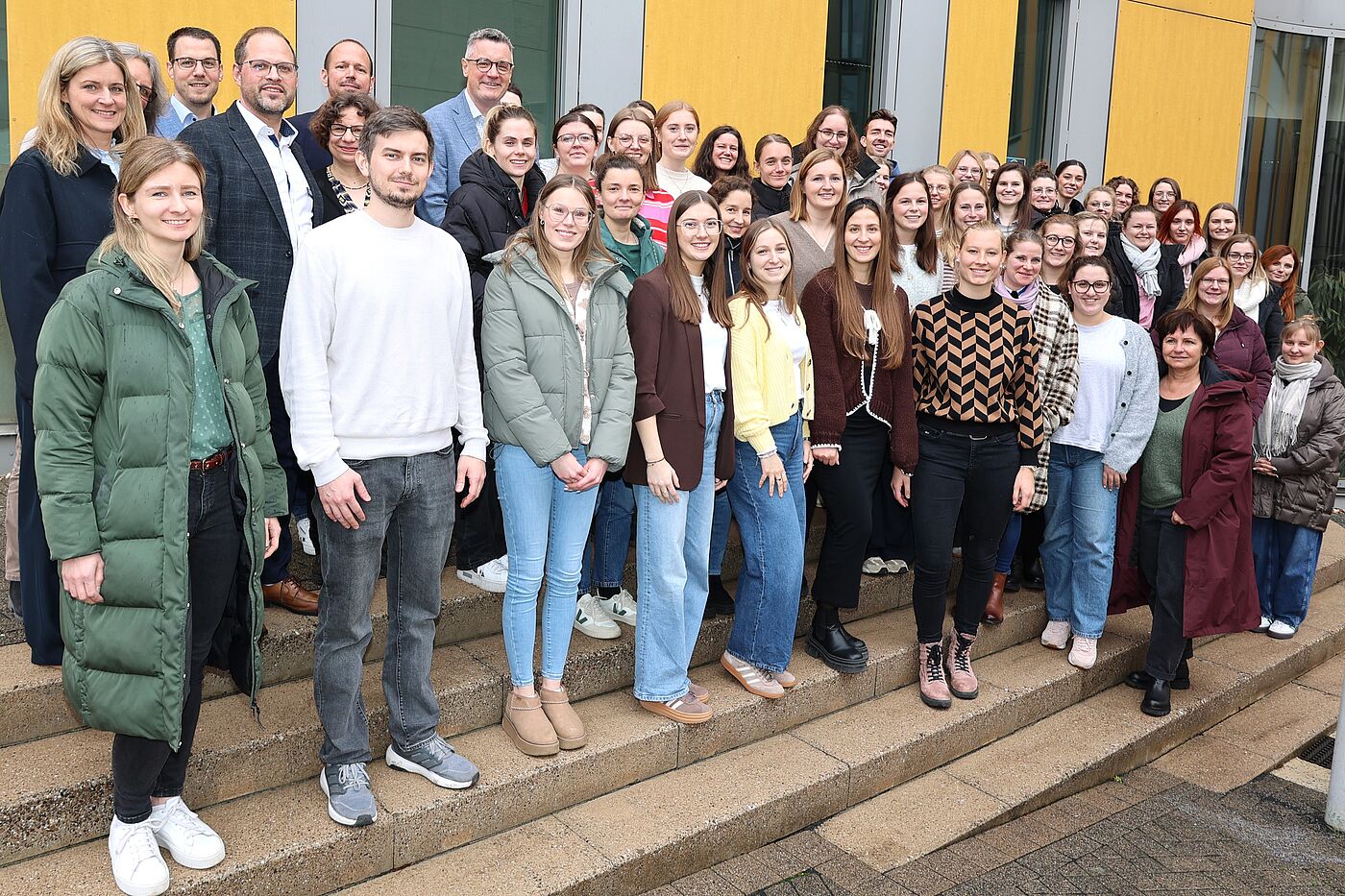 Die neuen Lehrkräfte freuen sich auf ihren Einsatz an einer der 88 Grundschulen in der StädteRegion Aachen. Sie wurden jetzt von Städteregionsrat Dr. Tim Grüttemeier, Schulamtsdirektor Jörg Funk, dem stellvertretenden Leiter des Schulamtes, Nicolai Benden, Denise Zaki vom Lehrerpersonalrat und der Schwerbehindertenbeauftragten Monika Leibold begrüßt.