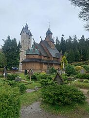 Außenansicht der Stabkirche Wang in Karpacz