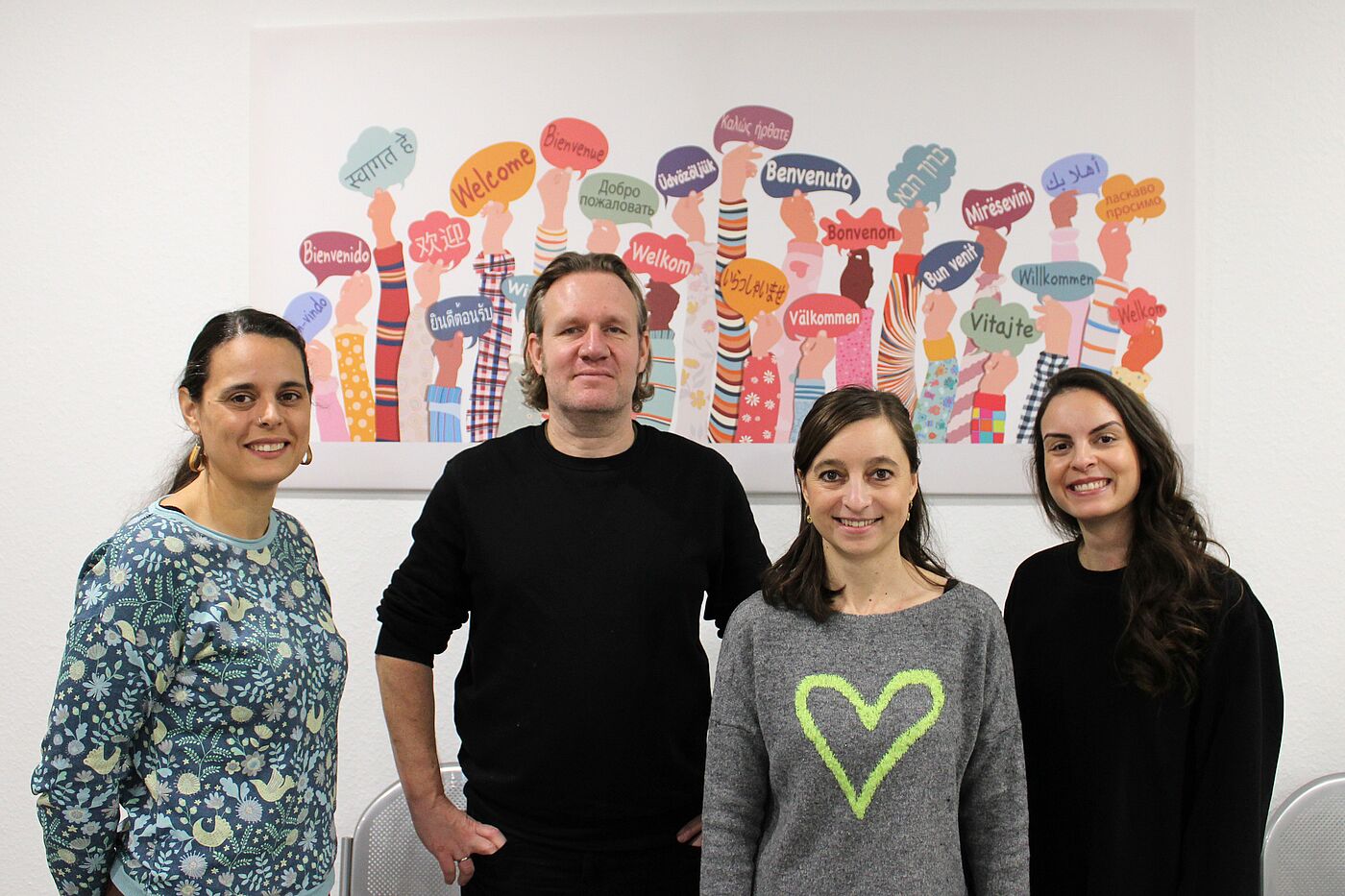 Drei Frauen und ein Mann vor einem Bild