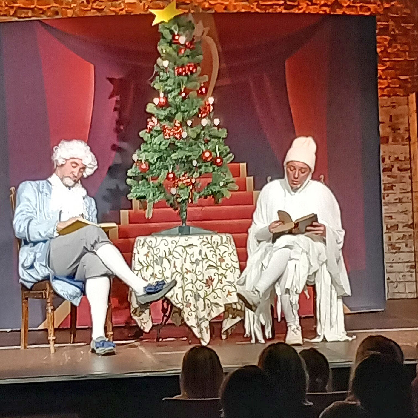 Gespannt lauschten die großen und kleinen Zuschauerinnen und Zuschauer der Aufführung „Der kleine Weihnachtsgeist“ vom NiederrheinTheater aus Brüggen.