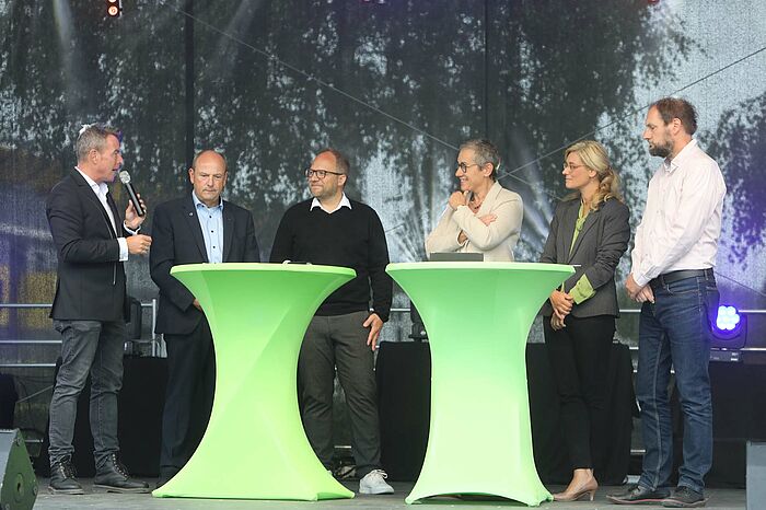 Bei Talk rund um die Regiotram waren sich alle einig: Das Zukunftsprojekt muss kommen. Von links: Moderator Robert Eser, Bürgermeister Alfred Sonders (Alsdorf), Bürgermeister Roger Nießen (Würselen), Oberbürgermeisterin Sibylle Keupen (Aachen), die technische Dezernentin der StädteRegion Aachen, Susanne Lo Cicero-Marenberg und Dr. Stefan von der Ruhren (AVV).