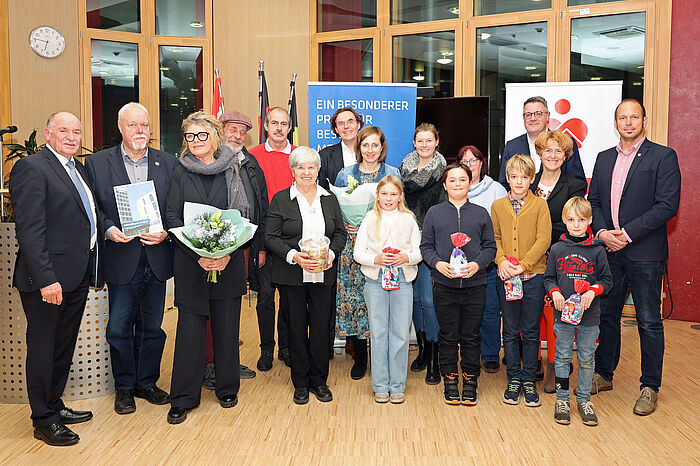 Gruppenfoto mit Vertretern vom Geschichtsverein „Burtscheider Heimatfreunde“ und der Gemeinschaftsgrundschule Michaelsbergstraße
