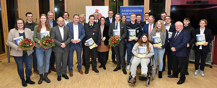 Gruppenfoto von allen Preisträgern des Stifterpreises und den Mitgliedern der Stifterpreis-Jury