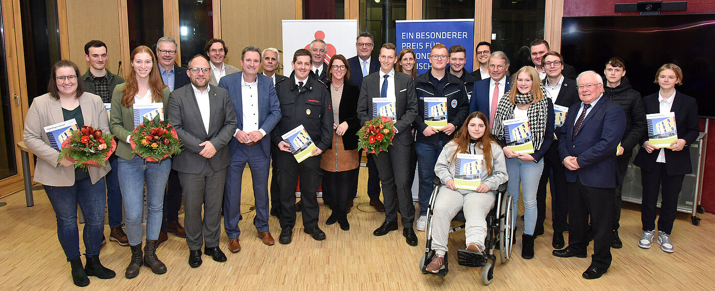 Gruppenfoto von allen Preisträgern des Stifterpreises und den Mitgliedern der Stifterpreis-Jury