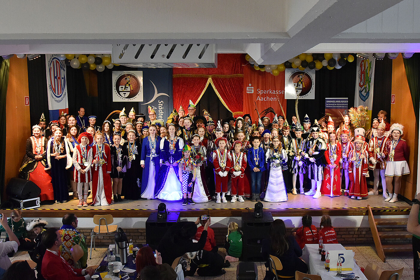 auf der Bühne sind die Kindertollitäten der Städteregion Aachen aus dem Jahr 2025 zu sehen