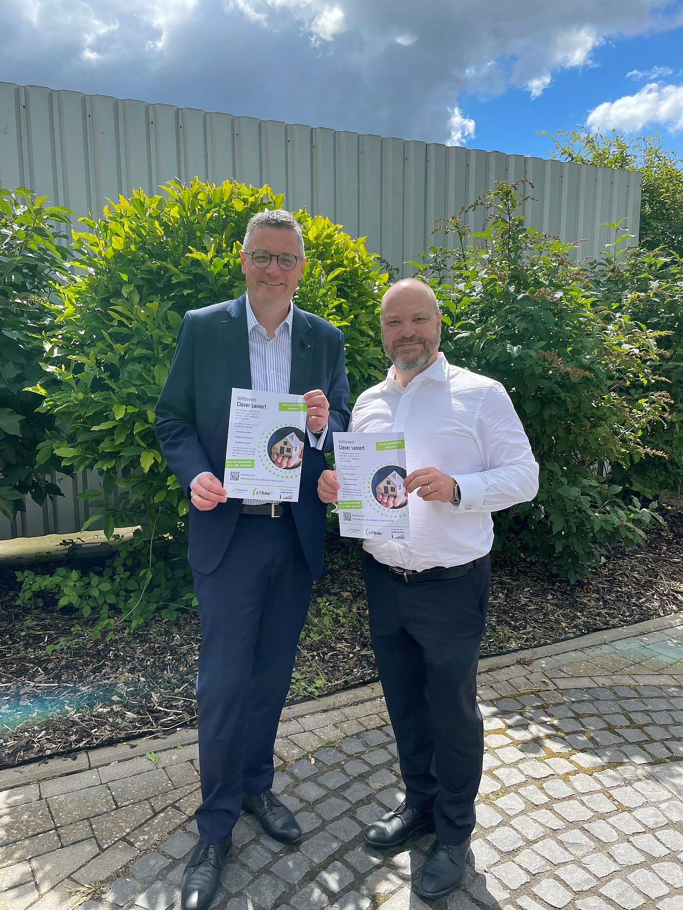 Städteregionsrat Dr. Tim Grüttemeier (l.) und Aachens Oberbürgermeister Dr. Michael Ziemons (r.) sind die Schirmherren des Wettbewerbs „Clever saniert“.