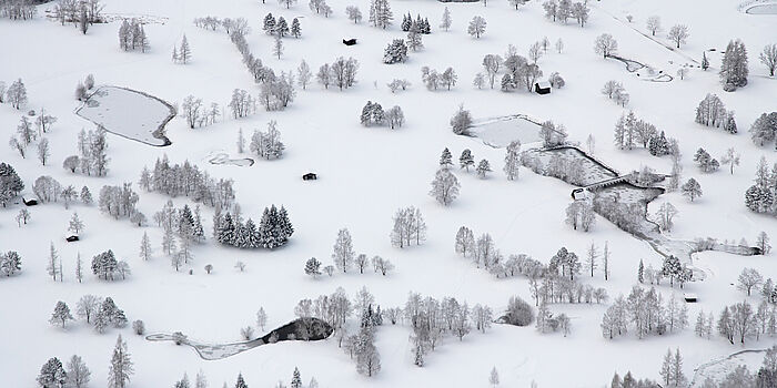 Ein Foto von Ernst Wawra aus der SHIFT-Ausstellung. Verschneite Landschaft aus der Vogenperspektive.