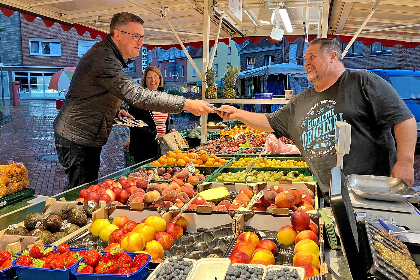 Ein Mann an einem Obststand auf dem Markt