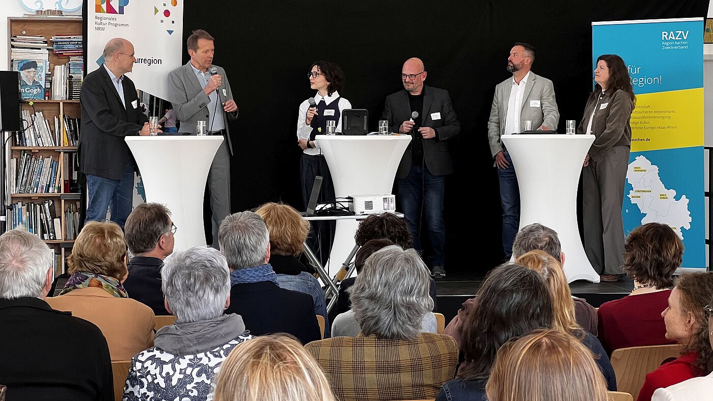Foto Podiumsdiskussion KuBiS-Konferenz 2026