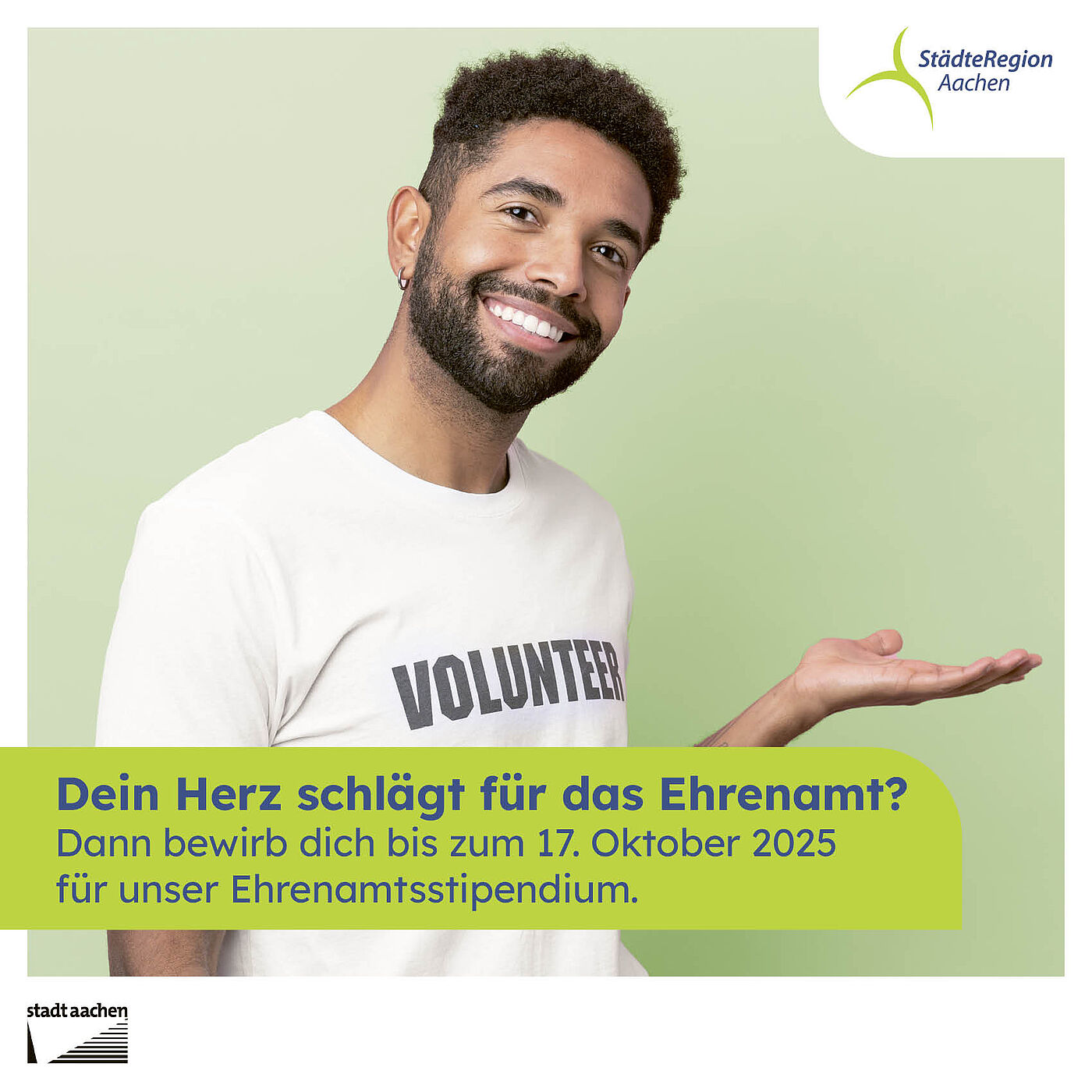 Ein junger Mann weist gestisch die Bewerbungsfrist 17.10.2025 für das Ehrenamtsstipendium hin.