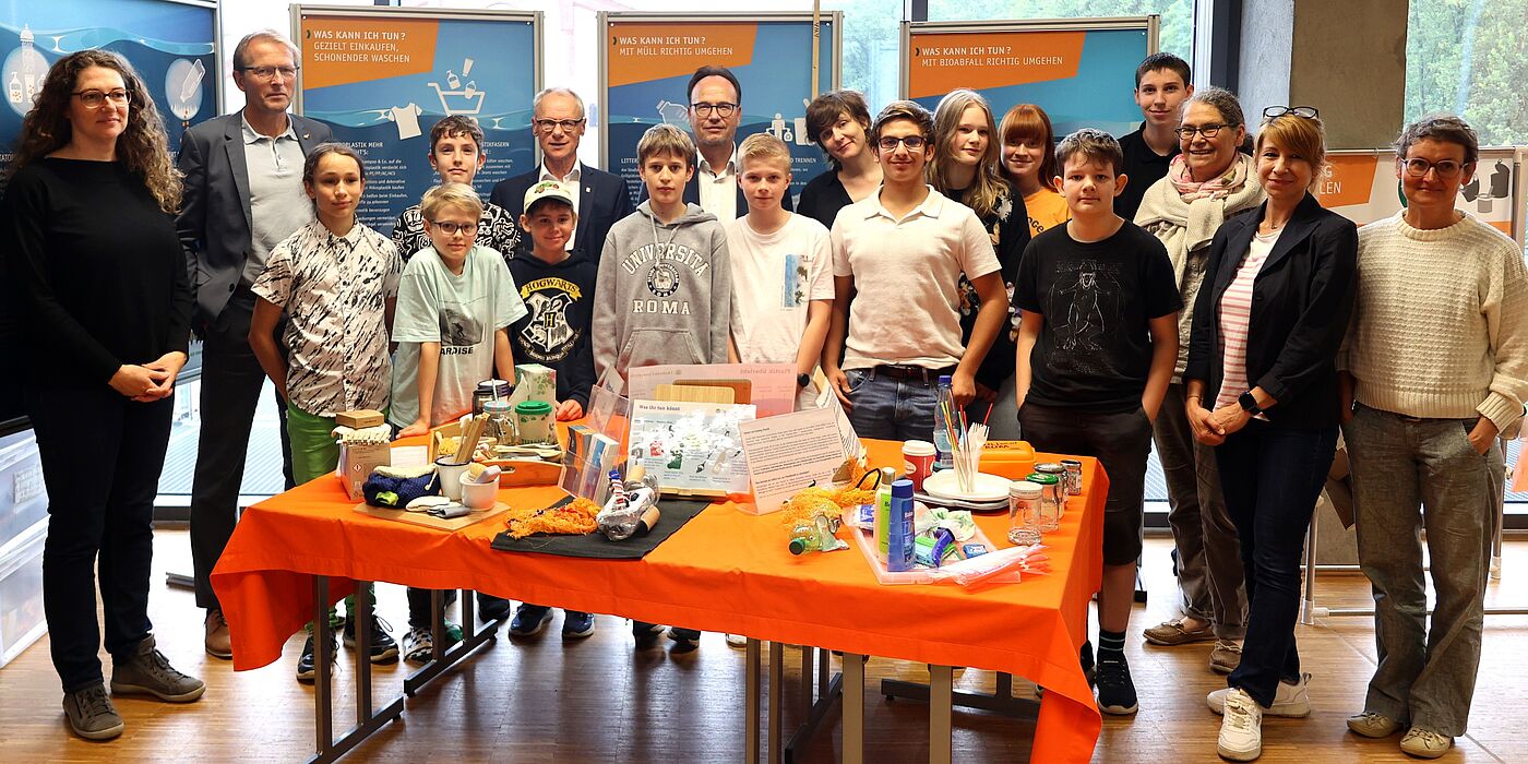 Eine Gruppe Jugendliche ist zu Future Guides ausgebildet worden. Sie stehen in einer Ausstellung, die sie mitgestaltet haben.