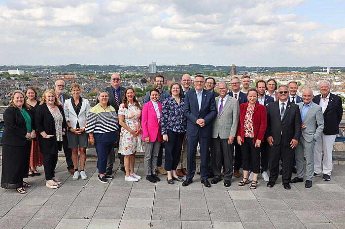 Viele Menschen auf dem Dach eines Gebäudes