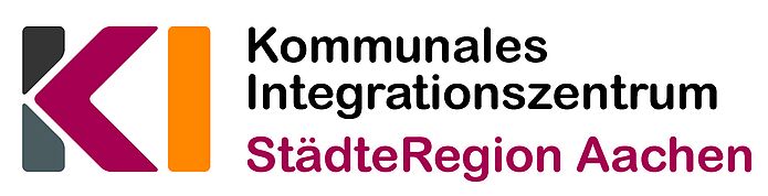Links stehen die Buchstaben K und I. Das K ist grau und dunkelrot, das I ist orange. Dahinter steht ein Text mit dem Inhalt Kommunales Integrationszentrum StädteRegion Aachen. Der Name StädteRegion Aachen ist ebenfalls dunkelrot