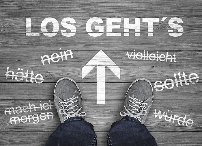 Blick auf Schuhe mit verschiedenen Richtungen