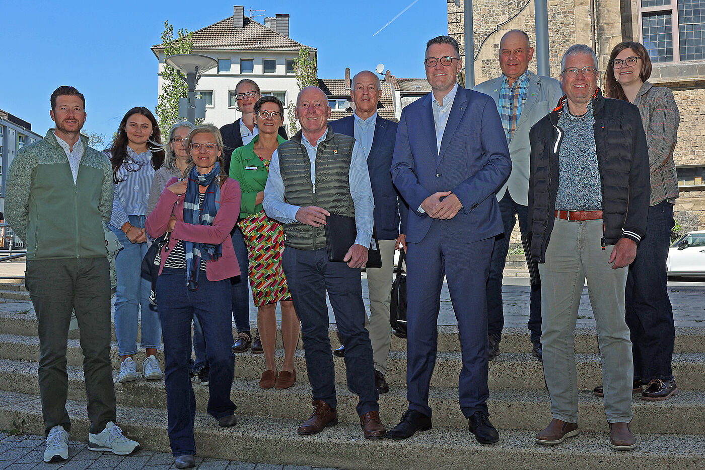 Mehrere Menschen auf einer Treppe