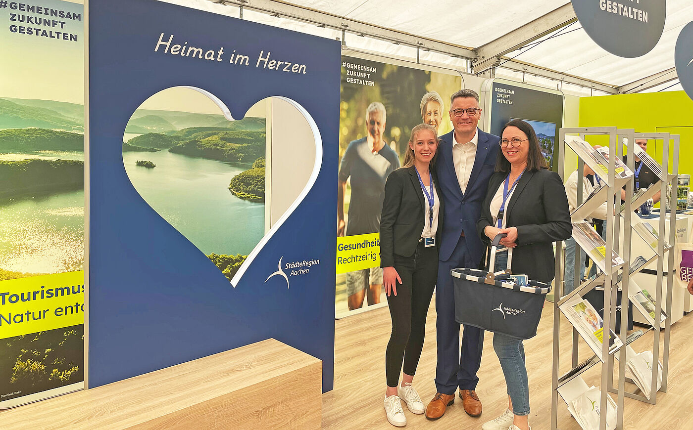 Das Team der StädteRegion Aachen freut sich auf zahlreiche Besucherinnen und Besucher am Stand auf der Euregio Wirtschaftsschau (Halle 3, Stand 51). Städteregionsrat Dr. Tim Grüttemeier steht selber am 078.03. von 11:00 bis 12:30 Uhr am Stand für Gespräche bereit.