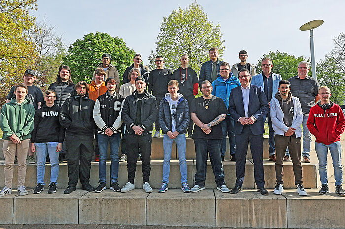 Gruppenfoto: Schüler des Berufskolleg Herzogenrtah mit Schulleiter Thomas Stephan und Städteregionsrat Tim Grüttemeier