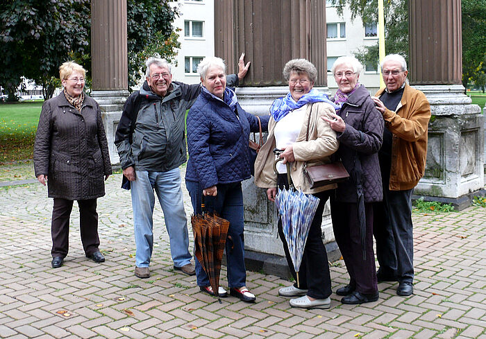 Mehrere Seniorinnen und Senioren bei einem Spaziergang