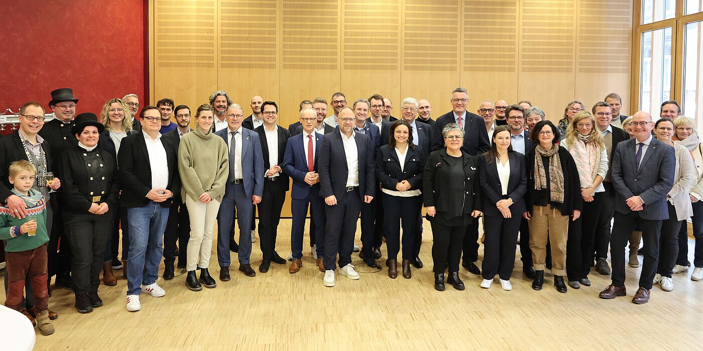 Viele Menschen in einem Raum