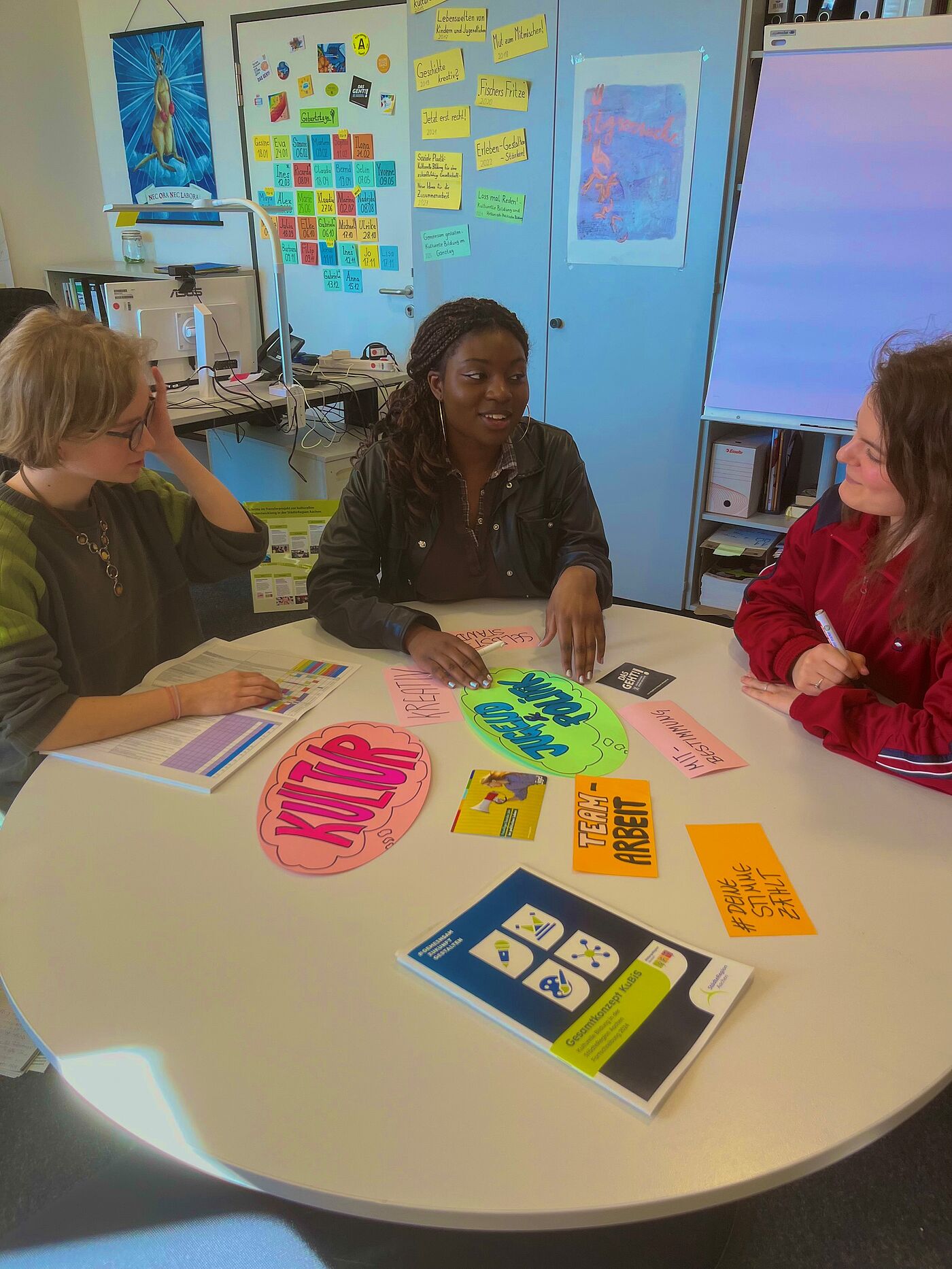 Im Freiwilligen Sozialen Jahr bei der StädteRegion Aachen können junge Erwachsene sich für die Interessen von Jugendlichen in der Region einsetzen. 