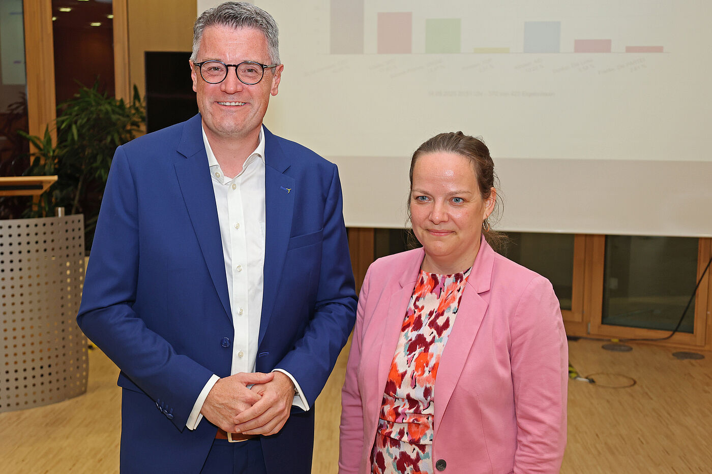 Dr. Tim Grüttemeier (CDU - links) und Janine Köster (SPD - rechts) stellen sich am 28.09.2025 der Stichwahl um das Amt des Städteregionsrates / der Städteregionsrätin.