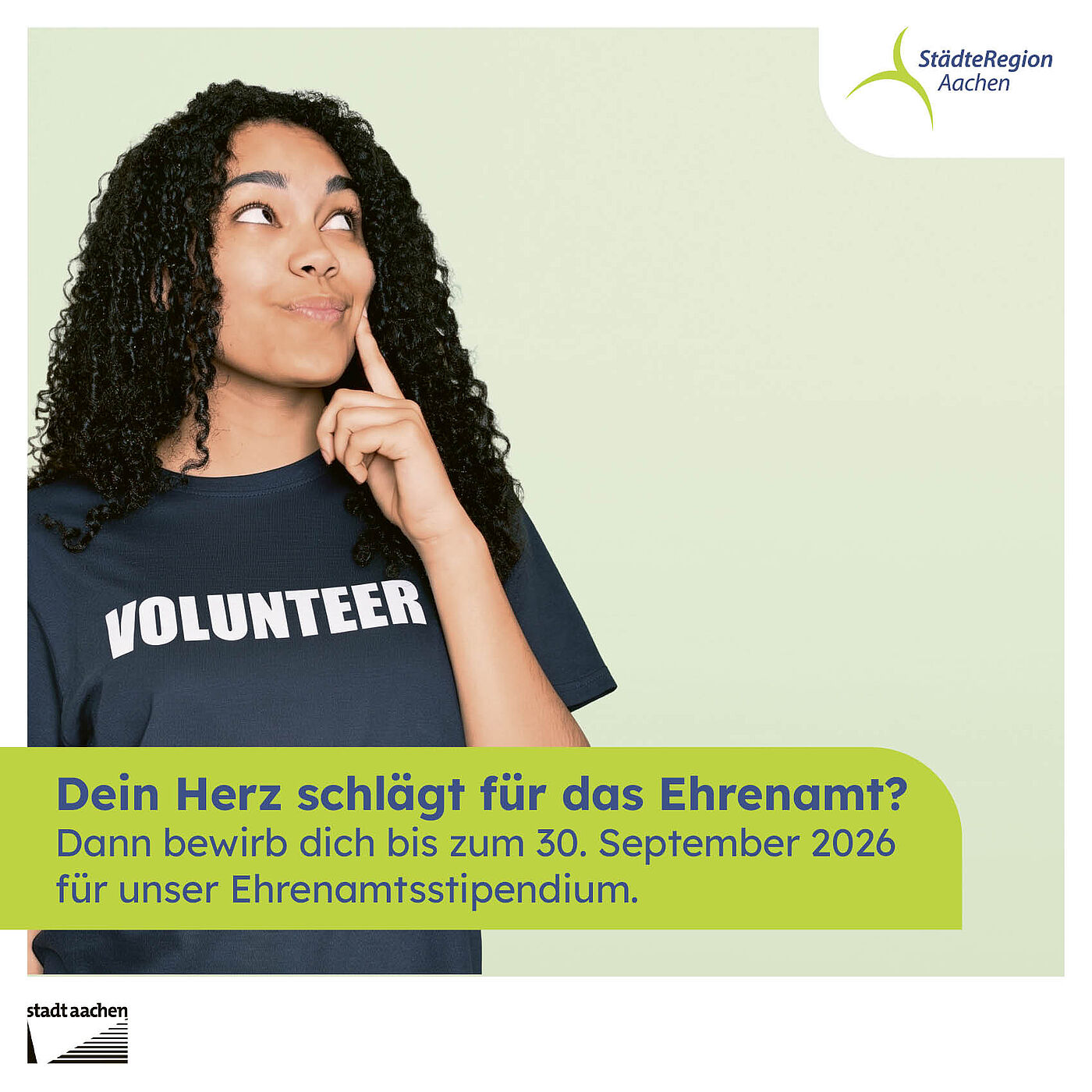 Eine junge Frau schaut nach oben und macht eine nachdenkliche Pose. Im Text wird auf die Bewerbungsfrist zum Ehrenamtsstipendium hingewiesen. Diese endet am 30.09.2026.