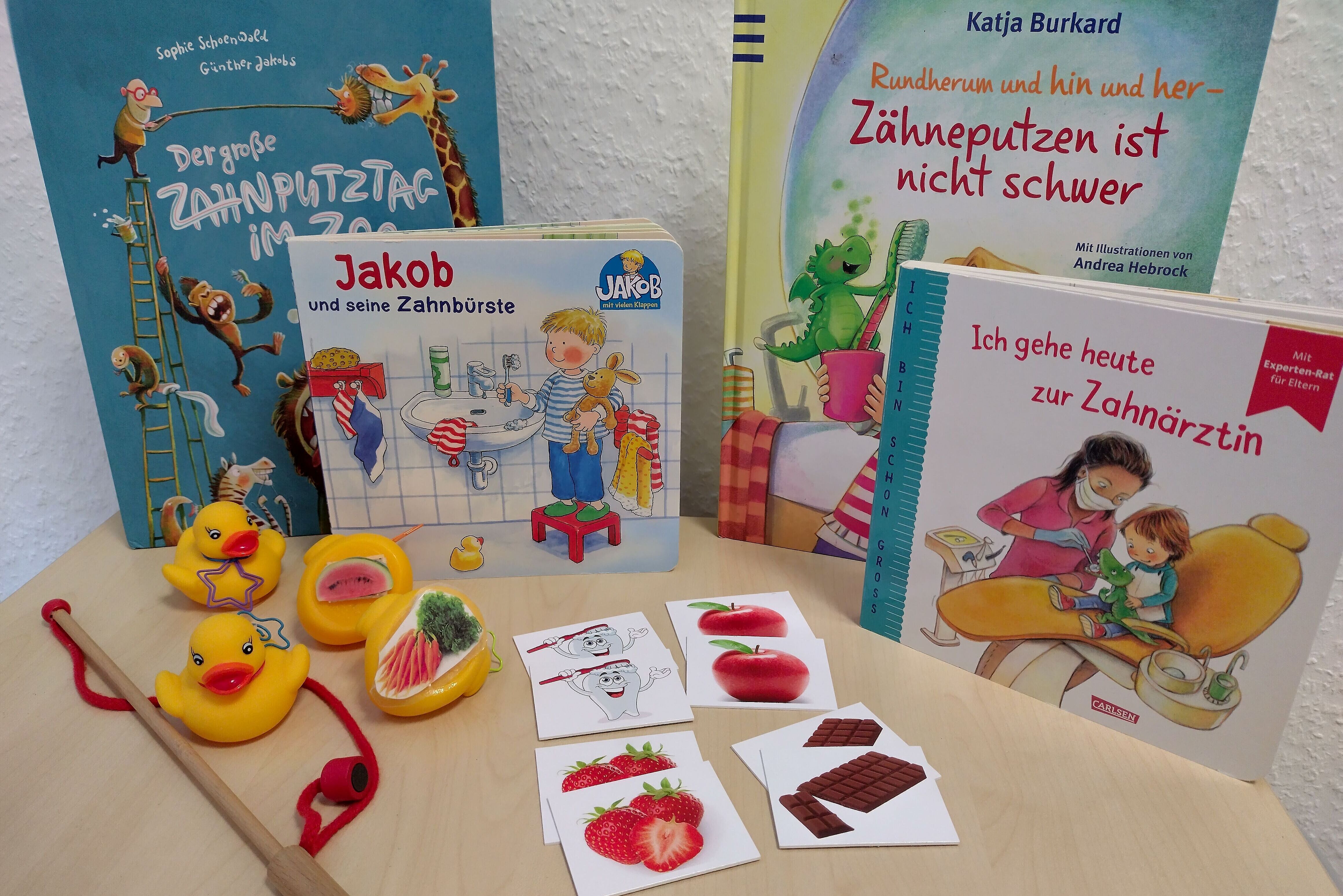 Vier Kinderbücher, vier gelbe Entchen und Memory zur Zahngesundheit