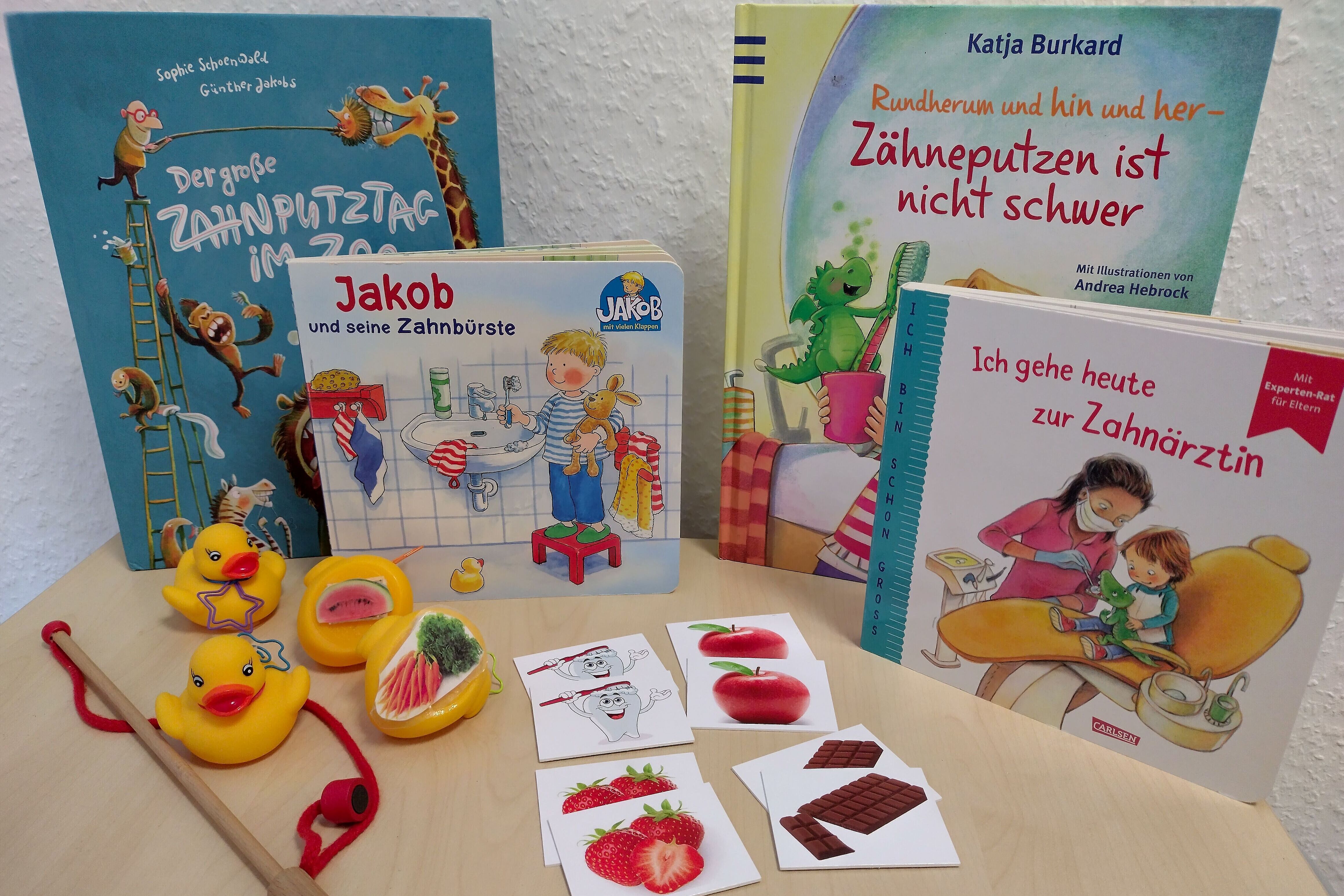Vier Kinderbücher, vier gelbe Entchen und Memory zur Zahngesundheit