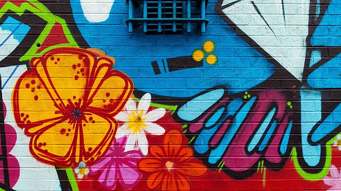 Buntes Graffito mit Blumen und einem Edelstein