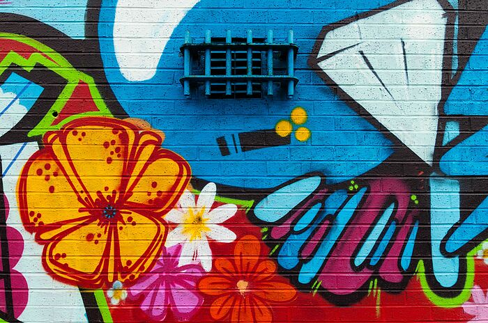 Buntes Graffito mit Blumen und einem Edelstein