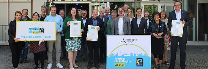 Gruppenfoto bei der Übergabe der Fairtrade-Zertifikate an die Städteregion Aachen