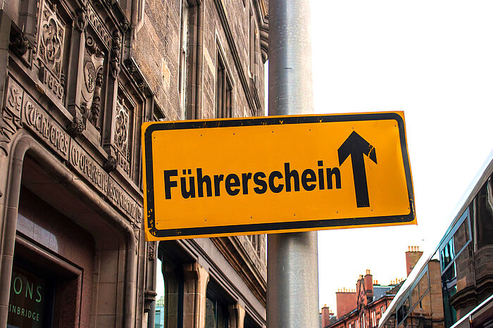 Hausansicht mit Schild Fführerschein