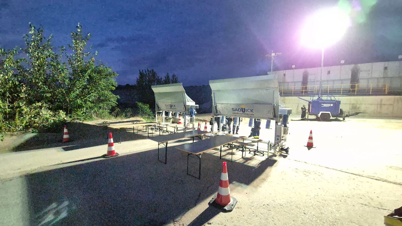 Binnen einer Stunde waren zwei Sandsackfüllanlagen in Herzogenrath an den Nievelsteiner Sandwerken durch die Helferinnen und Helfer des THW einsatzbereit. Erfreulicherweise mussten sie letztlich nicht in Betrieb gehen.