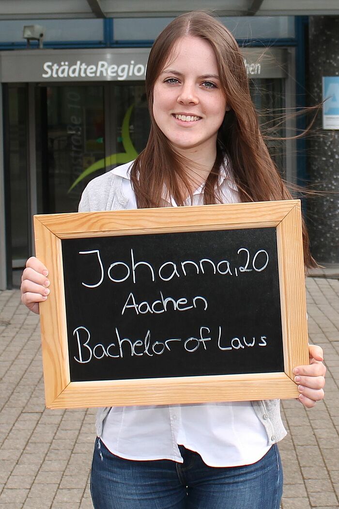 Johanna Hoecker hält Tafel mit ihrem Namen, ihrem Alter und ihrem Ausbildungsberuf