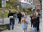 Stefan Draschan mit Schülern in der Monschauer Altstadt