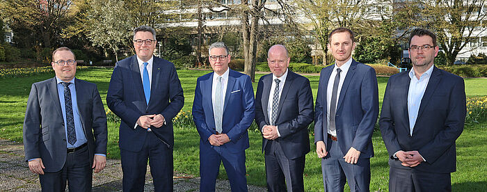 Auf dem Foto (v.l.n.r.): Kämmerer Thomas Claßen, Städteregionsrat Dr. Tim Grüttemeier, gpa-Abteilungsleiter Manfred Wiethoff, gpa-Prüfer Axel Bussmann und Thomas Malek sowie gpa-Projektleiter Frank Breidenbach.