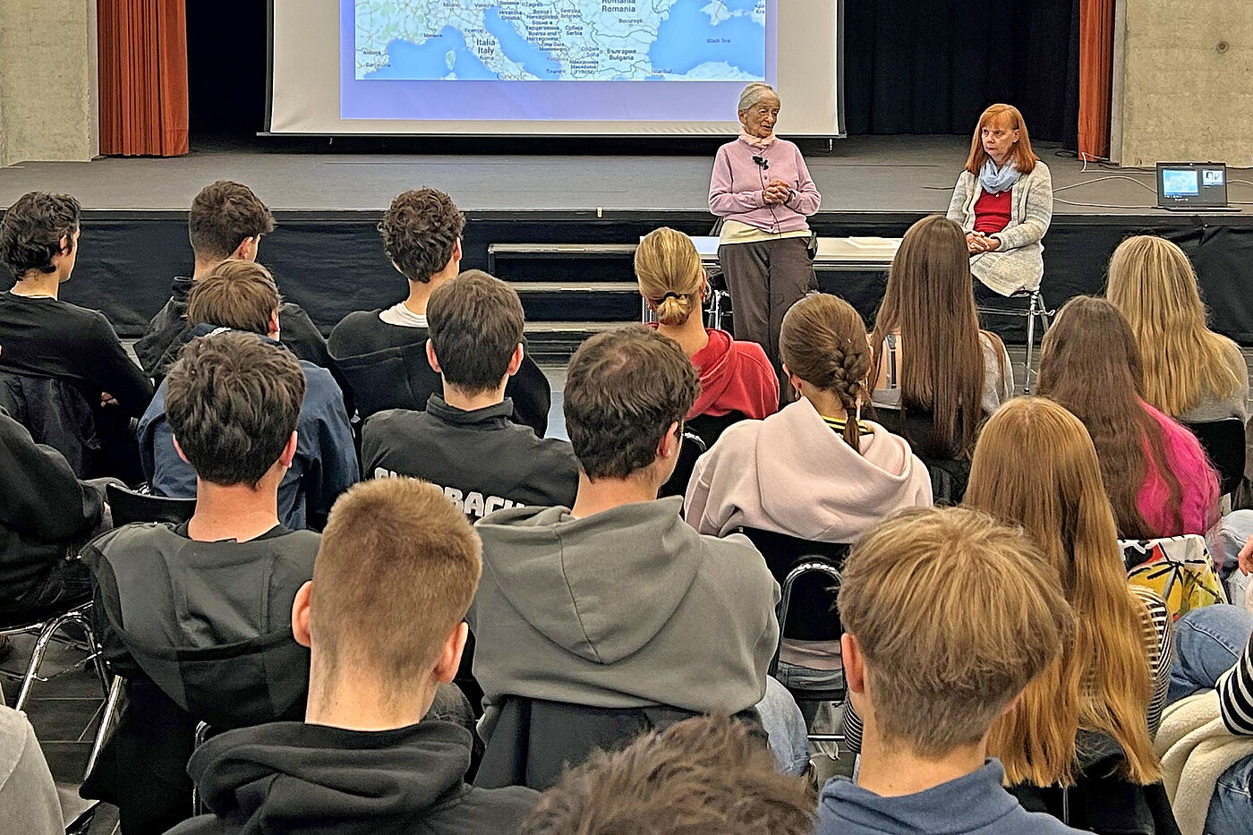 Schülerinnen und Schüler mit einer alten Frau