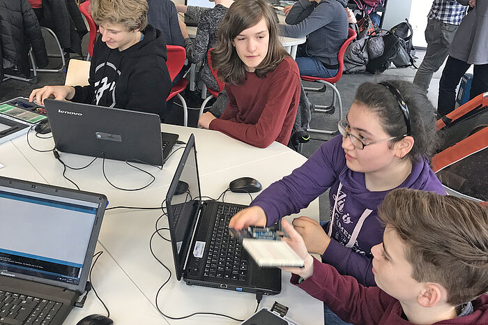 Jugendliche im Schülerlabor für Informatik