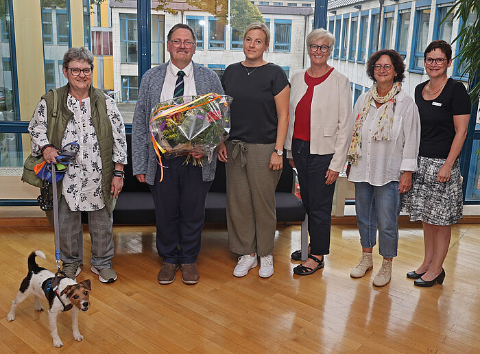Peter Wery (2.v.l.) mit seiner Frau Barbara (l.) ist jetzt nach 32 Jahren bei der StädteRegion in den wohlverdienten Ruhestand verabschiedet worden. Es gratulierten (von links): Ilka Friedrich (Zentrale Dienste), Manuela Meyer-Sahlmann (Personalrat), Kreisdirektorin Birgit Nolte und Ellen Wirtz (Zentrale Dienste).